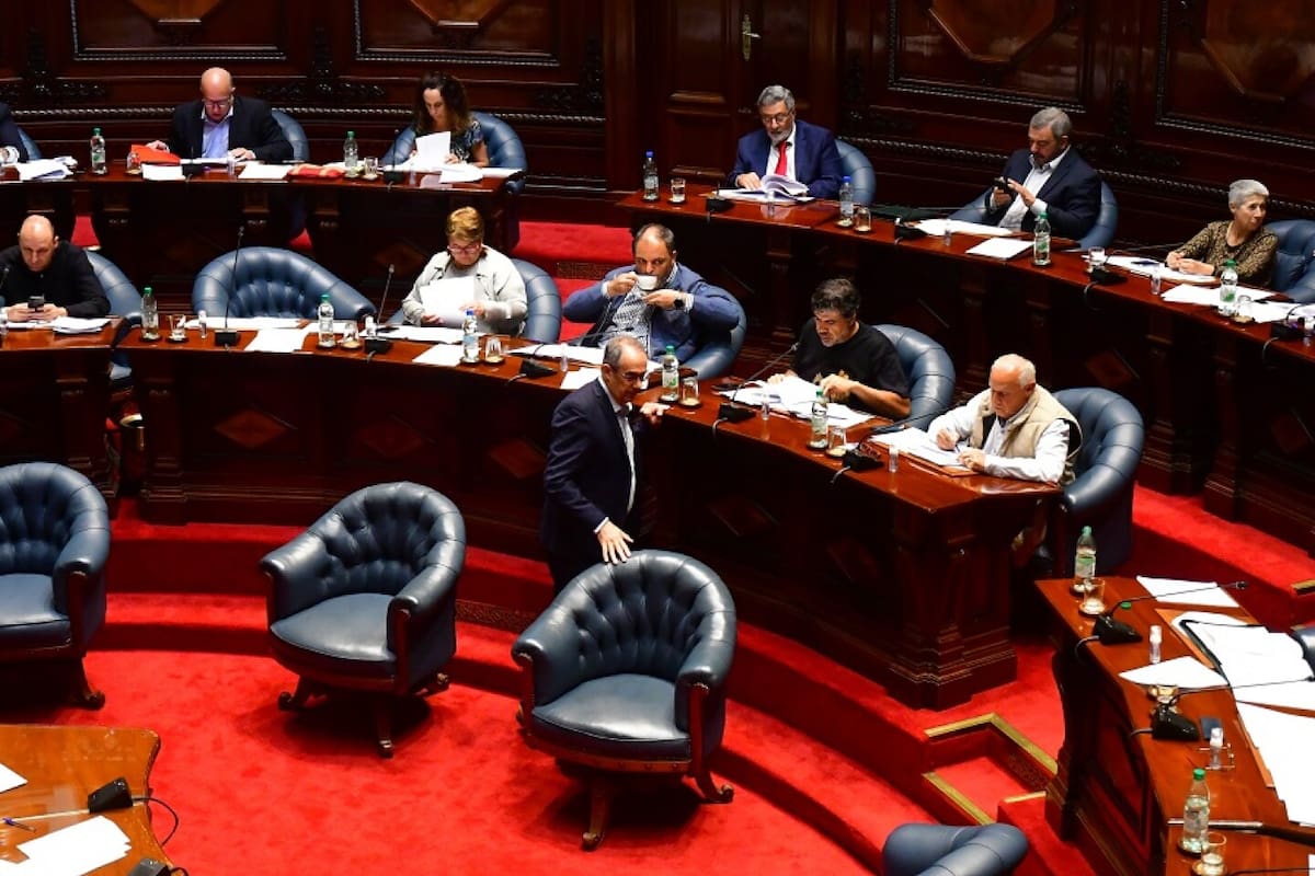 El Senado uruguayo aprobó una ley similar a la de la Argentina (El País)