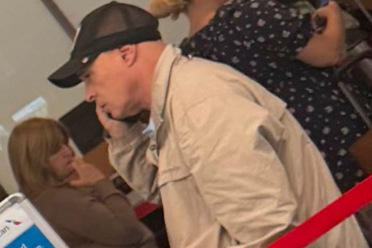 El senador Bartolomé Abdala antes de abordar un vuelo de American Airlines