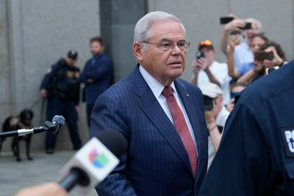 El senador Bob Menendez abandona un tribunal federal en Nueva York, el martes 16 de julio de 2024. (AP Foto/Seth Wenig)