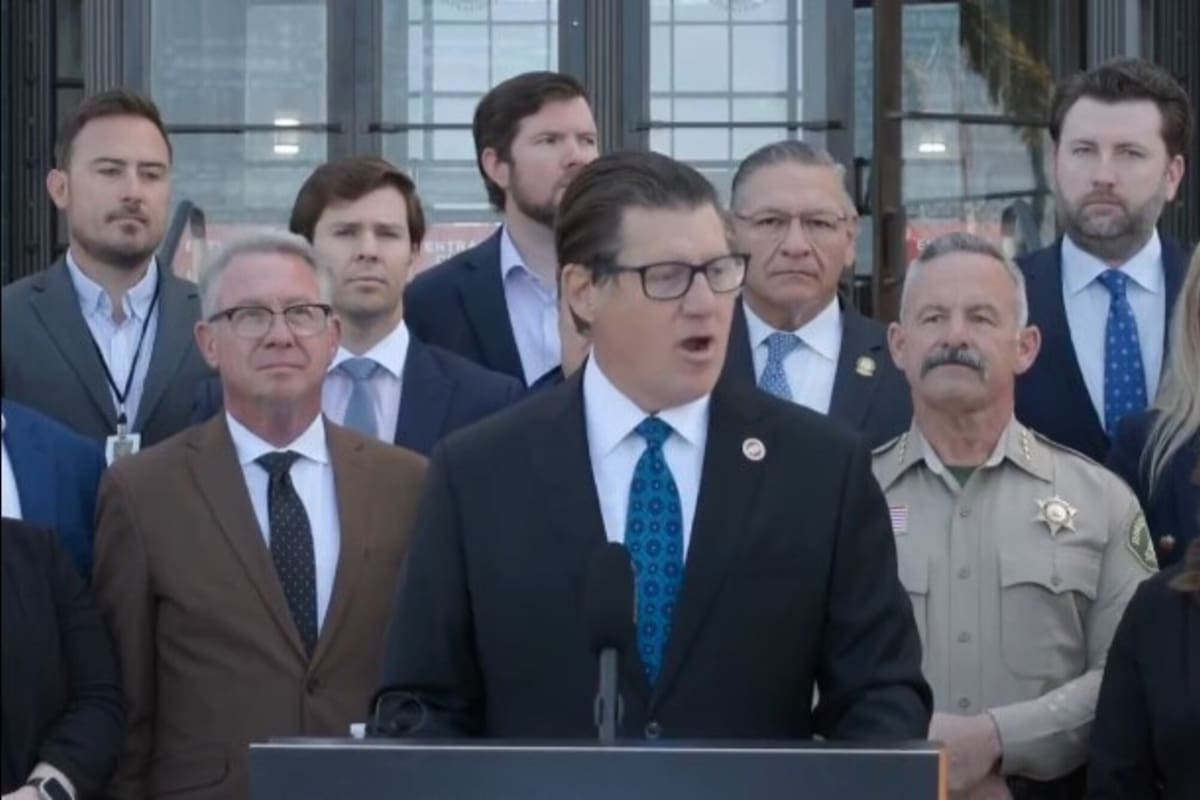 El senador Brian Jones presentó un proyecto para que California deje de ser estado santuario