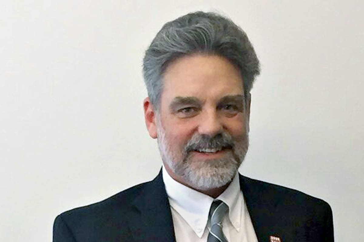 El senador Cal Bahr