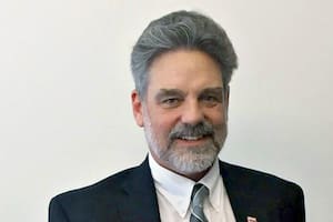 El senador Cal Bahr