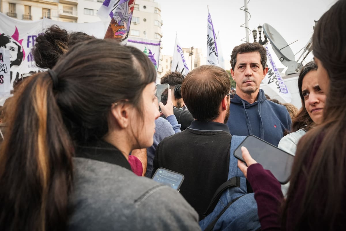 El senador camporista Eduardo de Pedro en la marcha de jubilados al Congreso de la Nación