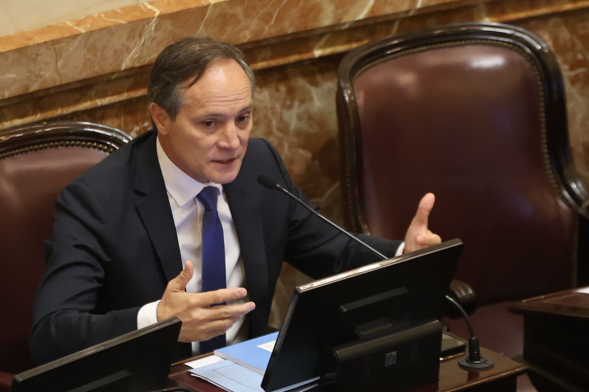 El senador Carlos Camau Espínola.