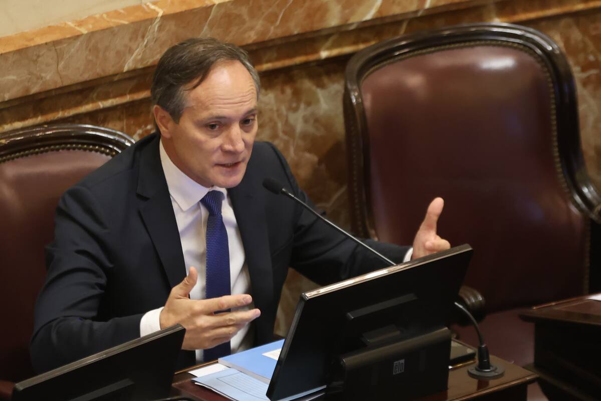 El senador Carlos Espínola, con la banca vacía de Kueider a su izquierda