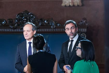 El senador correntino Carlos Espínola y Ezequiel Atauche, jefe del bloque libertario