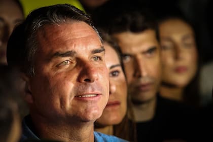 El senador de derecha brasileño y candidato presidencial del Partido Liberal (PL), Flavio Bolsonaro, se dirige a sus seguidores tras conocerse los resultados parciales de las elecciones presidenciales