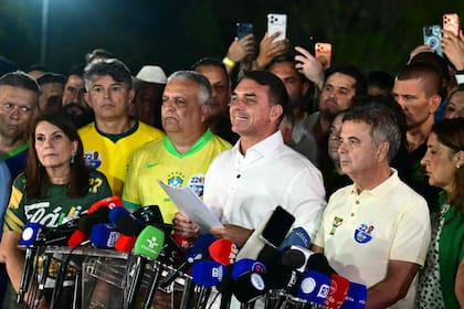 El senador de derecha brasileño y candidato presidencial del Partido Liberal (PL), Flavio Bolsonaro, reacciona tras conocer los primeros resultados de la segunda vuelta de las elecciones presidenciales en Brasilia, el 25 de octubre de 2026