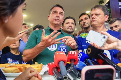 El senador de derecha y candidato presidencial brasileño Flavio Bolsonaro, del Partido Liberal, junto al gobernador de São Paulo, Tarcisio de Freitas, habla con los medios durante un mitin de campaña en el Mercado Municipal de São Paulo, Brasil, el 28 de septiembre de 2026.