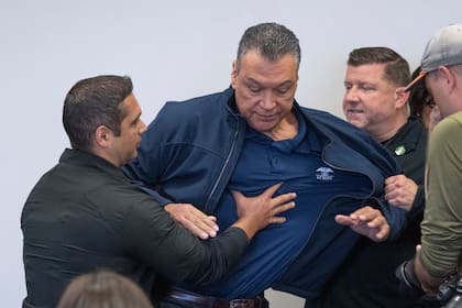 El senador demócrata Alex Padilla al momento de ser sacado de la sala durante una conferencia de prensa de la secretaria de Seguridad Nacional Kristi Noem en Los Ángeles el 12 de junio del 2025. (David Crane/The Orange County Register via AP)