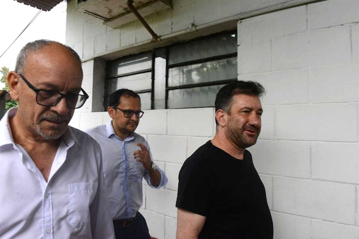 El senador Edgardo Kueider (PJ, hoy aliado de La Libertad Avanza) al ingresar a la fiscalía en Ciudad del Este, Paraguay