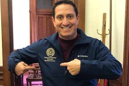 El senador estatal por San Antonio, registrado oficialmente como Ferdinand Frank Fischer III, utiliza el apellido materno “Martínez” en su identidad política