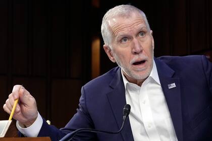 El senador federal Thom Tillis, un republicano, habla durante una reunión de la Comisión de Asuntos Jurídicos del Senado el 16 de febrero de 2023 en el Capitolio en Washington. (AP Foto/Mariam Zuhaib, Archivo)