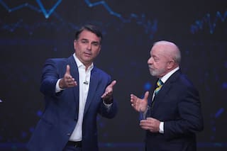 Lula y Flávio Bolsonaro intercambian críticas en 1er debate antes del balotaje presidencial