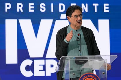El senador Iván Cepeda, candidato presidencial de la coalición gobernante Pacto Histórico, ofrece una rueda de prensa al día siguiente de la segunda vuelta de las elecciones presidenciales en Bogotá, Colombia, el lunes 22 de junio de 2026. (Foto AP/Fernando Vergara)