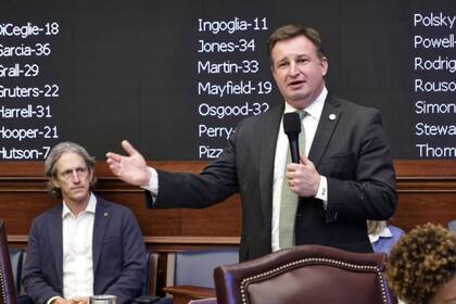 El senador Jason Brodeur patrocinó la nueva legislación en Florida