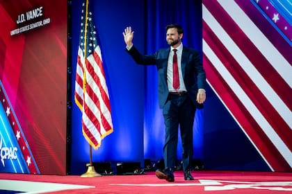 El senador J.D. Vance (R-Ohio) llega para hablar en la Conferencia de Acción Política Conservadora en National Harbor, Maryland, el 23 de febrero de 2024. (Haiyun Jiang/The New York Times)