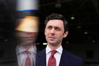 El senador Jon Ossoff, demócrata por Georgia, habla durante una entrevista en la Base Aérea de Reserva Dobbins