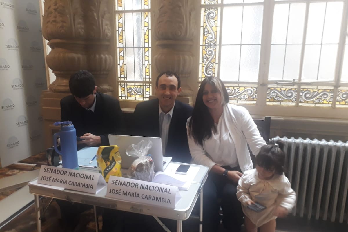 El senador José Carambia montó su escritorio en el pasillo del Senado por no tener oficina