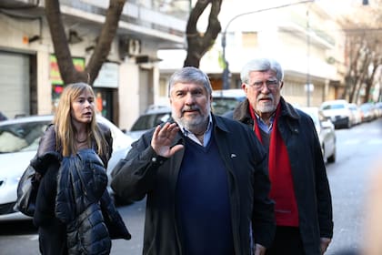 El senador José Mayans ingresa junto a Juliana Di Tullio a la sede del PJ de la calle Matheu