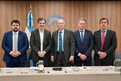 El senador Juan Cruz Godoy (LLA), el diputado Sebastián Galmarini (UP), el procurador Eduardo Casal, el secretario de Coordinación Institucional Juan Manuel Olima, y el secretario de la Procuración, Juan Manuel Casanovas