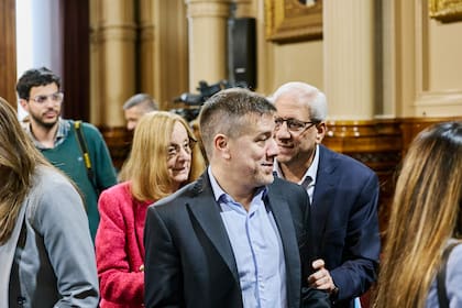 El senador kirchnerista Mariano Recalde y detrás, Alicia Kirchner
