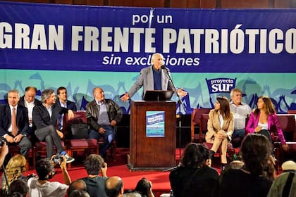 El senador, la diputada y Máximo Kirchner juntos en un acto a principios de mes