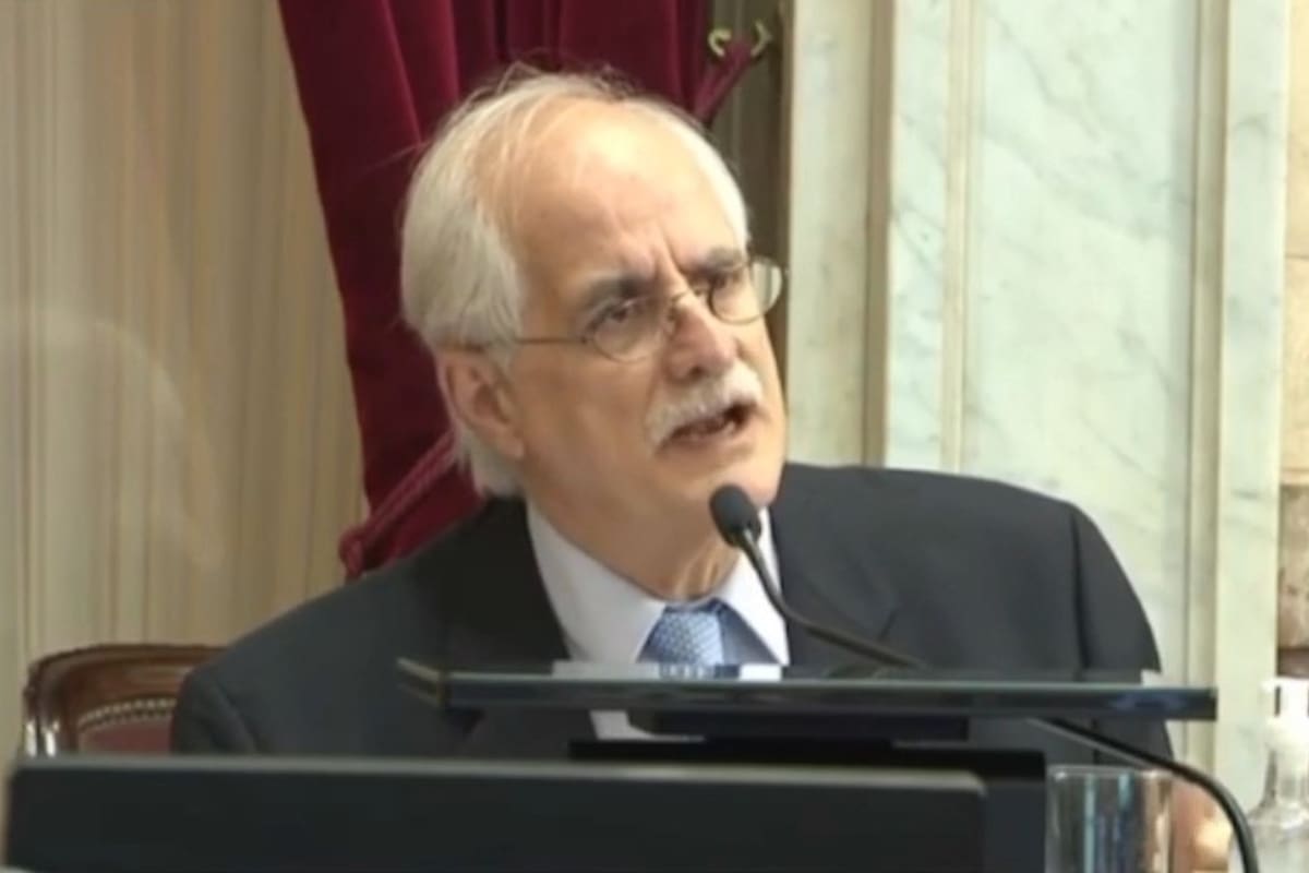 El senador llamó la atención por sus declaraciones sobre el fusilamiento del exgobernador de Buenos Aires, hace dos siglos: lo atribuyó a los mismos "intereses financieros" de aquellos que apoyaron a Macri
