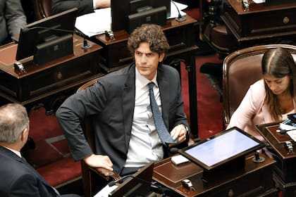 El senador Martín Lousteau, durante la sesión sobre el DNU 70/2023 en el Senado