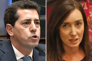 El senador nacional de Unión por la Patria (UxP), Eduardo "Wado" de Pedro, junto a la presidenta de la Cámara de Senadores y vicepresidenta, Victoria Villarruel