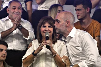 El senador nacional Luis Juez, del Frente Cívico, y el diputado Marcos Carasso, presidente del radicalismo lanzaron hoy su candidatura a gobernador y vice de la provincia en un acto en el Club Paz general Paz Juniors en el que estuvieron presentes del jefe del Gobierno porteño, Horacio Rodríguez Larreta; la presidenta del PRO en uso de licencia, Patricia Bullrich; y el gobernador de Jujuy y presidente de la UCR, Gerardo Morales.
