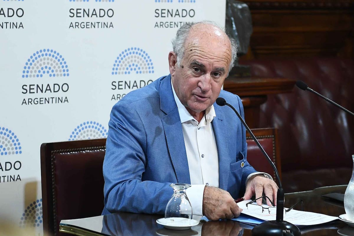 El senador Oscar Parrilli, autor de un disparatado proyecto