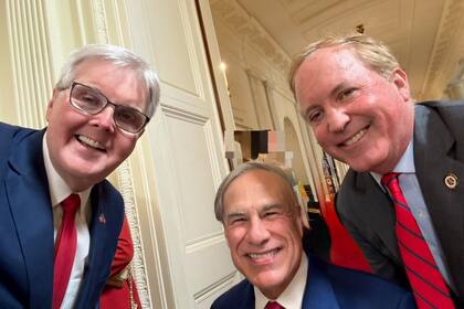 El senador Paul Bettencourt (junto a Greg Abbott y Ken Paxton) explicó que la norma podría ahorrar hasta US$495 por año a cada empresa beneficiada