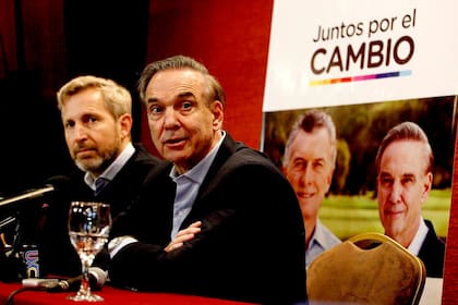 El senador peronista dijo que "no se dio" el diálogo con el presidente electo; aseguró que continúa dentro de Juntos por el Cambio