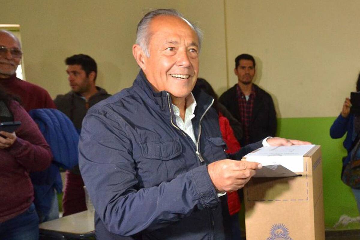 El Senador pidió licencia con goce de sueldo mientras compite con su hermano por la gobernación de San Luis