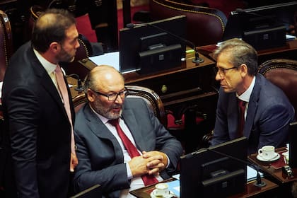 El senador radical Eduardo Vischi con Ezequiel Atauche en el Senado.