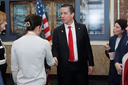 El senador republicano Bernie Moreno, quien nació en Bogotá, Colombia, presentó la “Exclusive Citizenship Act of 2025”, una iniciativa que busca eliminar la doble ciudadanía en Estados Unidos