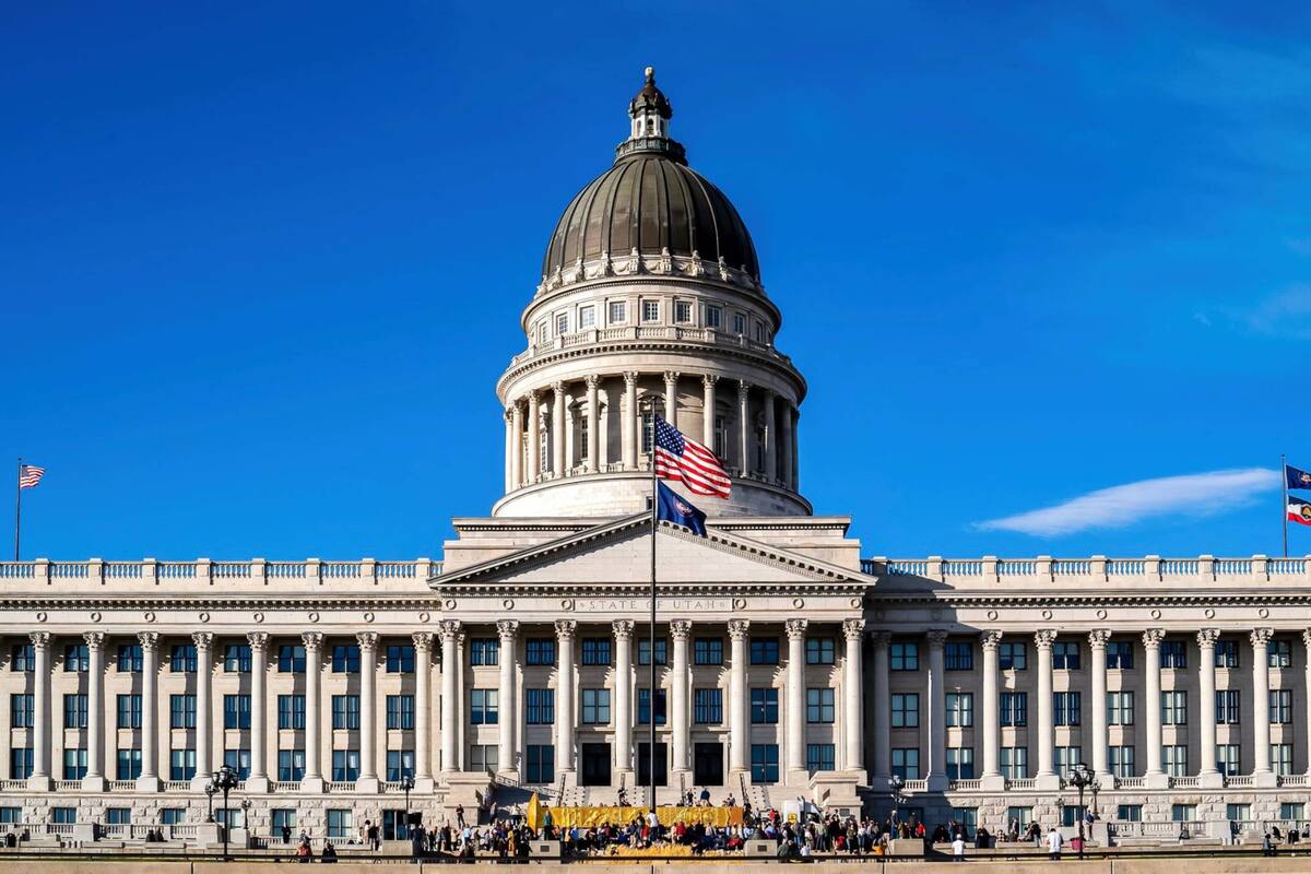 El senador republicano de Utah, Mike Lee, anunció su intención de presentar una propuesta legislativa denominada "Ley Charlie Kirk", que busca revertir los cambios implementados en la era Obama sobre la Ley Smith-Mundt