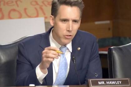 El senador republicano Josh Hawley sostuvo un debate con una profesora de leyes y por sus comentarios ha sido acusado de transfobia