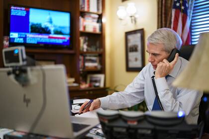 El senador republicano Rob Portman, principal negociador de su partido para el proyecto de infraestructura, trabaja en su oficina en el Capitolio, 9 de agosto de 2021. (AP Foto/J. Scott Applewhite)