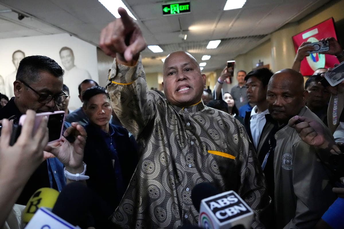 El senador Ronald "Bato" dela Rosa gesticula en el Senado de Filipinas