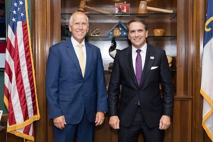 El senador Thom Tillis (izquierda), afirmó que no hay tiempo para que el Save America Act se hag efectiva previo a las elecciones de medio término