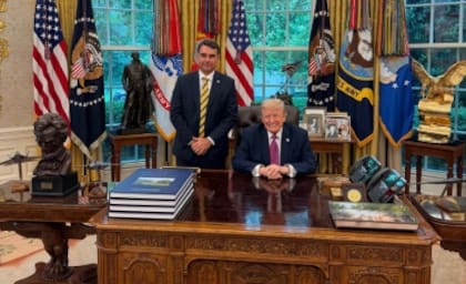El senador y candidato brasileño, Flavio Bolsonaro, junto al presidente Donald Trump, en el Salón Oval.