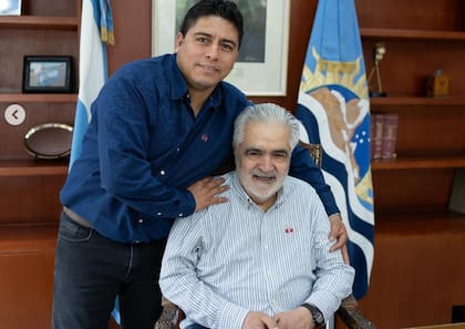 El senador y exgobernador Sergio Acevedo, en el despacho que supo ocupar entre 2003-2006, junto al gobernador Claudio Vidal.