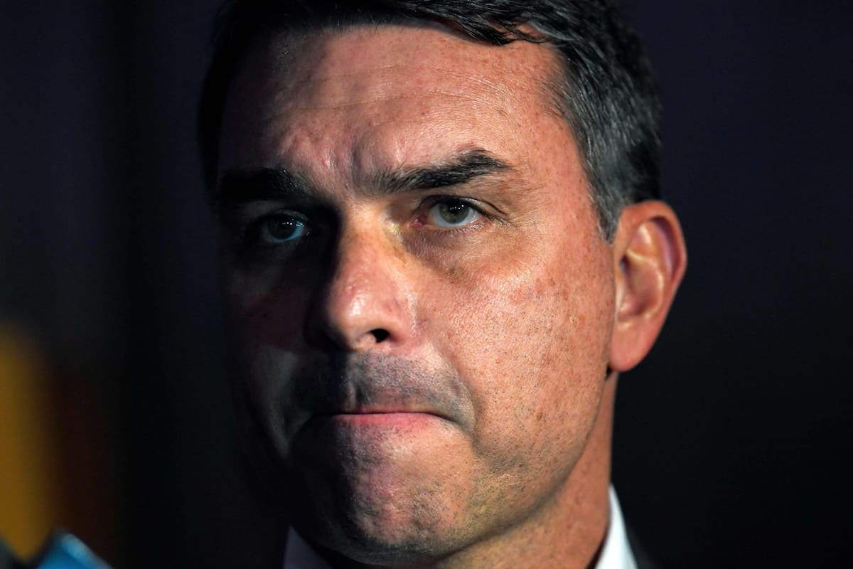 El senador y precandidato presidencial Flavio Bolsonaro enfrenta una tormenta política a raíz de sus vínculos con un banquero detenido