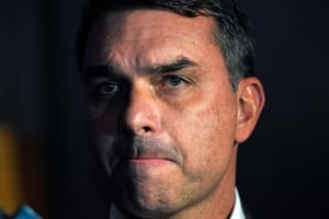 Flavio Bolsonaro echa a su jefe de campaña en medio de un escándalo que complica su candidatura