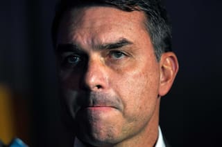 Flavio Bolsonaro echa a su jefe de campaña en medio de un escándalo que complica su candidatura