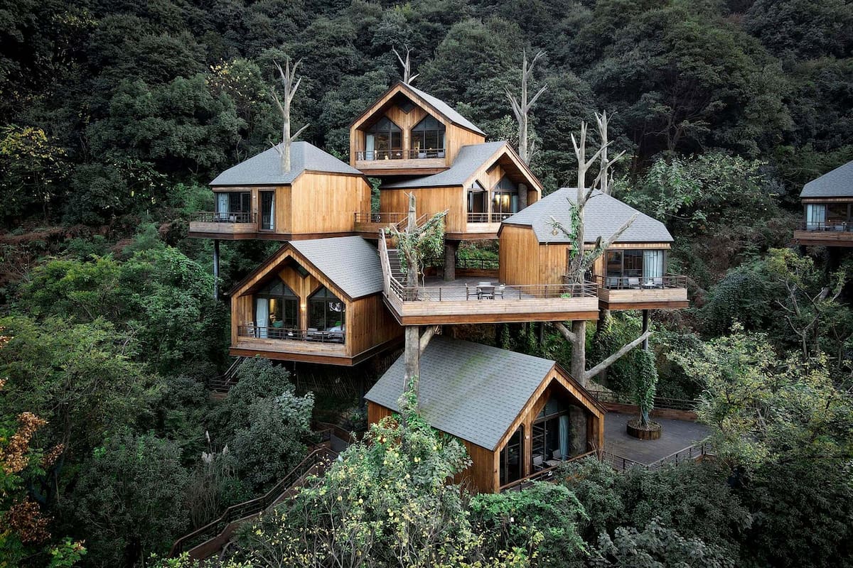 El Senbo Resort Hangzhou, mimetizado con el paisaje de montaña y bosque en China.