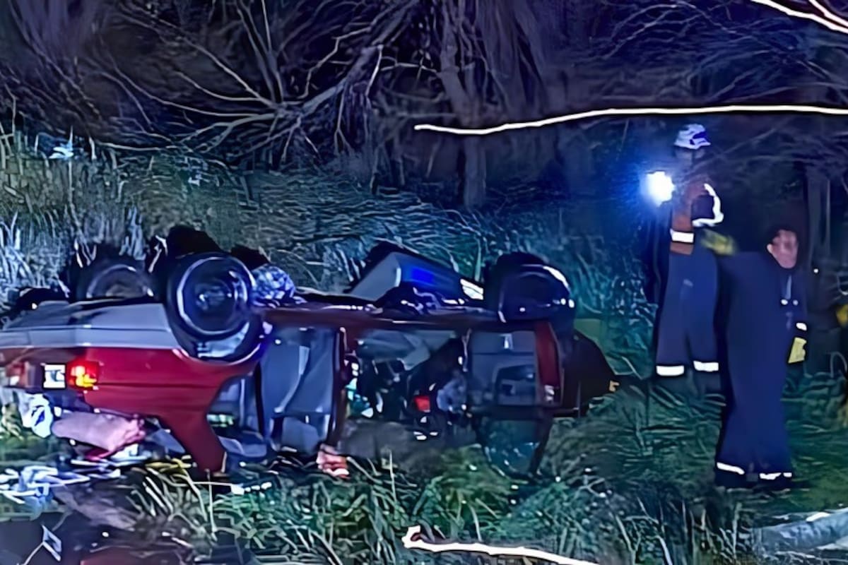 El Senda rojo quedó volcado y dentro de un arroyo en una zona oscura y de difícil acceso: allí murieron una mujer, su hijo y su suegro