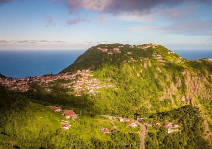 El senderismo atrae a los viajeros que exploran la región por un paisaje de bosque nuboso.